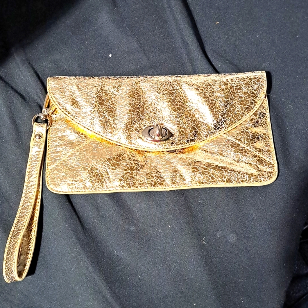 Nwot sorial gold shining clutch